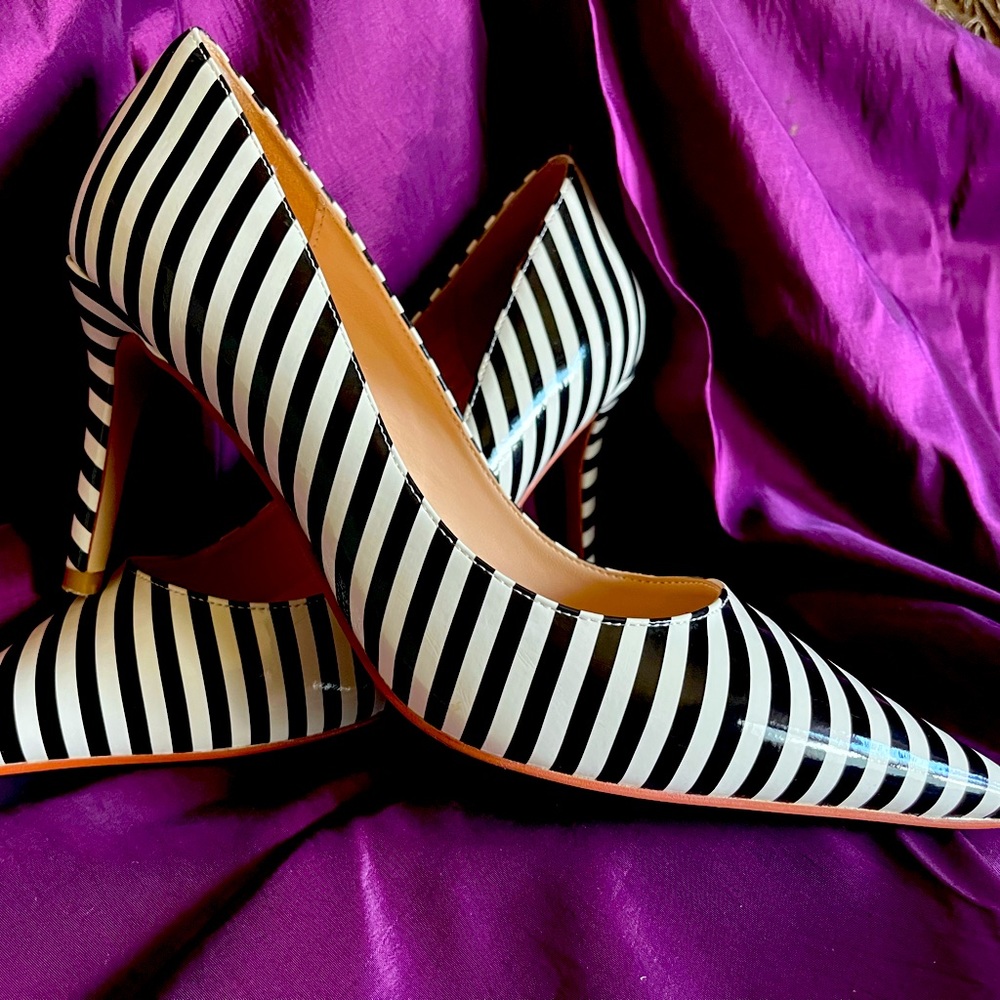 NEW. Stripe black and white heels 8.5. Runs large. Heels approx 3 1/2 inches.